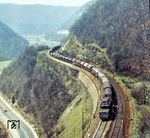 Ein Güterzug mit der Mannheimer 194 161 schlängelt sich unterhalb des Mühltalfelsens die Geislinger Steige hinauf. (04.1978) <i>Foto: Karsten Risch</i>