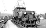 Das frisch umgezeichnete österreichische "Krokodil" E 89 102 (ex BBÖ 1100.102). Die 1926 gebaute Lok war für die Rampenstrecken der Arlbergbahn konzipiert worden. Da es Anfang der 1920er Jahre zum Stangenantrieb noch keine gangbare Alternative gab, baute man die neue Lok nach schweizerischem Vorbild der Gotthardlok SBB Ce 6/8 II. Die ÖBB zeichnete die gegenüber der Erstlieferung stärker und etwas schwereren Lokomotiven später in die Reihe 1189 um. Aus E 89 102 wurde so ÖBB 1189.02. Im Dezember 1979 wurde sie ausgemustert. (1938) <i>Foto: RVM-Filmstelle Berlin (Maey)</i>