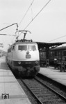 Die Schnellfahrlok der Baureihe E 03 (ab 1968: Baureihe 103) der Firmen Thyssen-Henschel (mech. Teil) und Siemens (elektr. Teil) stand für den Neubeginn des elektrischen Schnellverkehrnetzes bei der DB. Hier präsentiert sich die Vorserienlok E 03 001 im Vorfeld des Stuttgarter Hauptbahnhofs. (23.08.1967) <i>Foto: Burkhard Wollny</i>