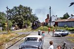 Ein Sonderzug mit zwei Dampfloks (vorne No. 5043) auf Abschiedstour Ende der 1950er Jahre an einem nicht näher bezeichneten Ort. (06.1959) <i>Foto: Eric Bittner</i>