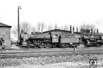 Auch Lokomotiven der Baureihe 55.25 waren im Bw Oberhausen West stationiert. 55 3501 war offenbar zur Wochenendruhe hier abgestellt. Sie war erst im Dezember 1957 vom Bw Landau/Pfalz nach Oberhausen gekommen und wurde hier schon am 18.11.1958 z-gestellt. (01.1958) <i>Foto: Karl-Ernst Maedel</i>