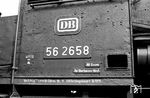 Die Schildersammlung der in Oberhausen West stationierten 56 2658 (Krupp, Baujahr 1924). 1959 wurde sie noch nach Duisburg-Ruhrort Hafen umstationiert und am 30.09.1960 ausgemustert. (1958) <i>Foto: Karl-Ernst Maedel</i>