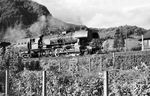 Die Wedauer 52 876, ein Henschel-Nachbau mit Mischvorwärmer aus dem Jahr 1950, mit einem Güterzug bei Rhöndorf.   (25.08.1957) <i>Foto: Karl-Ernst Maedel</i>