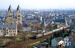 1989 feierte Bonn seinen 2000. Geburtstag. Die Stadt erinnerte damit an die Errichtung eines ersten befestigten römischen Lagers am Rhein 12 v. Chr. Die DB war mit einem Bahnhofsfest und u.a. mit dem historischen Rheingold dabei, der hier mit E 04 20 in Andernach als E 25826 nach Bonn unterwegs ist. (11.03.1989) <i>Foto: Joachim Bügel</i>