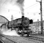 44 404 (Bw Bremen Hbf) fährt mit einem Güterzug durch ihre Heimatstadt. (29.05.1966) <i>Foto: Hans Landwehr</i>