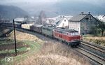 215 125 vor der 140-Planlok mit einem Umleiter-Güterzug bei Niederdresselndorf zwischen Würgendorf und Haiger. (1972) <i>Foto: Burkhard Wiesel</i>