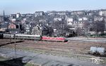 V 200 021 (Bw Hamm) fährt mit E 711 nach Hagen in Wuppertal-Barmen ein. (13.04.1958) <i>Foto: Carl Bellingrodt</i>