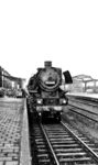 03 1043 hatte im Juni 1950 ihre Stromlinienverkleidung verloren und soll danach eine der drei 03.10 (03 1014, 1022, 1043) gewesen sein, die für den neuen F-Zugverkehr der Bundesbahn in stahlblau lackiert worden sein soll. Die S/W-Aufnahme in Münster Hbf kann dies nicht unbedingt bestätigen. (22.12.1951) <i>Foto: W.G. Jackson</i>