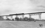 38 2243 mit dem P 2716 nach Hamburg-Altona auf der Hochdonner Brücke über den Nord-Ostseekanal. (1959) <i>Foto: Carl Bellingrodt</i>
