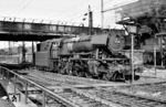 23 020 vom Bw Gießen rückt aus dem Bw Frankfurt/M-1 zum nahen Hauptbahnhof hin aus. (17.06.1964) <i>Foto: Gerhard Röder</i>