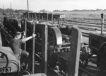 Deutsche "Hanomag"-Traktoren im Bahnhof Karlowka an der Bahnstrecke Poltawa – Losowaja. Diese sollten die Ernteerträge in der Ukraine steigern, die aber nicht der einheimischen Bevölkerung zugute kamen, sondern nach Deutschland gebracht wurden. (12.09.1943) <i>Foto: RVM (Wolff-Altvater)</i>