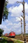 139 255 fährt mit einem RoLa-Zug zum Brenner aus dem Bahnhof München-Ost. Die "Rollende Landstraße" (kurz RoLa) bezeichnet ein Transportsystem für den begleiteten kombinierten Verkehr auf der Schiene, bei dem komplette Lastwagen bzw. Sattelzüge per Bahn befördert werden. Die Lkw-Fahrer genießen derweil ihre Pause in dem hinter der Lok eingestellten Reisezugwagen. (07.2003) <i>Foto: Bernhard P. Reichert</i>