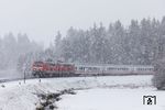 Im dichten Schneetreiben sind 218 415 und 218 411 vor IC 2012 bei Unterthalhofen unterwegs. (11.02.2022) <i>Foto: Joachim Bügel</i>