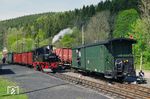 Während der Rollwagen-Güterzug mit 99 1568 in den Bahnhof Schmalzgrube rumpelt, bereitet sich 99 1594 auf die Ausfahrt nach Jöhstadt vor. (13.05.2022) <i>Foto: Andreas Höfig</i>