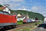In Brohl am Rhein begegnen sich zwei Güterzuge mit der südwärts fahrenden SBB 482 012 und einer DB 189 in der Gegenrichtung. (25.06.2022) <i>Foto: Zeno Pillmann</i>