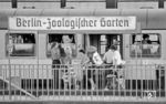 Reisende im Bahnhof Berlin Zoologischer Garten. Nach der Stilllegung von Fern- und Kopfbahnhöfen im Westsektor von Berlin am 18. Mai 1952 war er der einzige verbliebene Fernbahnhof in West-Berlin. (1980) <i>Foto: Karsten Risch</i>