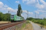 Der grüne 423 391, der in Frankfurt Werbung für das umweltfreundliche Verkehrsmittel macht, ist als S 35344 von Darmstadt nach Bad Soden bei Eschborn Süd unterwegs.  (30.06.2022) <i>Foto: Marvin Christ</i>