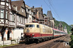 103 235 fährt mit IC 119 nach Innsbruck an der historischen Häuserkulisse des Weinortes Bacharach vorbei. (19.07.2013) <i>Foto: Zeno Pillmann</i>
