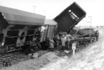 Der amerikanische Panzer, der den Hang hinabrutschte und den Güterzug zum Entgleisen brachte, überstand den Unfall scheinbar schadlos. Neben 3 Mio DM Sachschaden für die DB verzeichnete sie US-Army dennoch 1 Mio DM Schaden. (11.01.1966) <i>Foto: Slg. Eisenbahnstiftung</i>