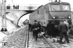 Die Nürnberger E 50 041 wird nach einem Unfall, den ein abgerutschter amerikanischer Panzer verursachte, bei Burgbernheim (Strecke Würzburg - Treuchtlingen) wieder aufgegleist. Nach Reparatur der Schäden kam die Lok wieder in den Einsatz. (11.01.1966) <i>Foto: Slg. Eisenbahnstiftung</i>
