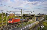 185 329 fährt mit einem Güterzug durch den Bahnhof Rendsburg. Im Hintergrund ist die bekannte Hochbrücke über den Nord-Ostsee-Kanal zu sehen. Das Bild entstand aus dem ehemaligen Stellwerk "Rn", das heute als Museumsstellwerk dient. (29.07.2022) <i>Foto: Thorsten Eichhorn</i>