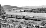 E 50 077 (Bw Bebra) mit einem Güterzug im Werratal zwischen Bad Soden-Allendorf und Albungen. Ein Jahr zuvor, am 31. Mai 1963 war der elektrische Betrieb auf der Nord-Süd-strecke zwischen Bebra - Göttingen - Hannover aufgenommen worden. (07.1964) <i>Foto: Carl Bellingrodt</i>
