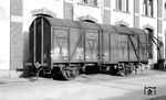 Der gedeckte Güterwagen der Bauart Grs-53 "251 644" aus dem EUROP-Pool der DB im Bahnhof Zürich. Gedeckte Güterwagen dienten vornehmlich dem Stückguttransport und sind fast so alt wie die Eisenbahn in Europa selbst. Da Stückgüter in der Anfangszeit der Eisenbahn die meisttransportierten Ladegüter waren, stellten die gedeckten Güterwagen die wichtigste Güterwagenbauart dar. Sie machten bis in die 1960er Jahre etwa 40 % des Gesamtbestands vieler Bahngesellschaften aus. Der abgebildete Wagen stammt aus dem Zeitraum 1955-57. Ab 1960 wurden zunächst die Wagen des EUROP-Pools europaweit einheitlich bezeichnet. So wurde aus dem DB-intern als "Gmhs" bezeichneten Wagen der europäische Typ "Grs". Die interne Bezeichnung wurde rechts außerhalb der EUROP-Anschriftenfläche zusätzlich aufgebracht. Mitte der 1960er Jahre wurden dann die gemeinsamen Gattungsnummern der EUROP neu geregelt und der Wagen wurde zum Typ "Grs204", wobei die Ziffern hochgestellt wurden. Die alte DB-Typzuordnung "53" für "Bauart 1953" wurde dann wieder neben die Gattungskennzeichnung "Gmhs" geschrieben, beides entfiel dann spätestens in den 1970ern ersatzlos. Da hatten die Wagen auch längst ihre EDV-angepasste Nummerierung erhalten. Das Foto zeigt also eine selten dokumentierte Phase. (04.12.1960) <i>Foto: Karl Wyrsch, Slg. D. Ammann</i>