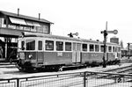 In der südlichen Ausfahrt des Bahnhofs Konstanz wurden vom alten badischen Reiterstellwerk aus dem Jahr 1886 auch die Signale badischer Bauform in Richtung Kreuzlingen (Schweiz) gestellt. Am Bü Bodanstraße/Klein Venedig - keine 300 m von der Schweizer Grenze entfernt - fährt der Dieseltriebwagen ABFm 2/4 Nr.7 der Mittel-Thurgau-Bahn (MThB) nach Konstanz ein. Als letzte nennenswerte Schweizer Privatbahn stellte die MThB den elektrischen Betrieb am 24. September 1965 ein. Das Stellwerk verschwand 1988, wurde eingelagert und 1996 im Bahnhof Zollhaus-Blumberg neu in Betrieb genommen. (13.07.1959) <i>Foto: Karl-Ernst Maedel</i>