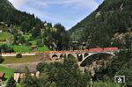Vor Inbetriebnahme des Gotthard-Basistunnels nutzten die Güterzügen die Bergstrecke über Erstfeld - Göschenen. Auf der mittleren Meienreuss-Brücke nördlich Wassen ist ein Güterzug nach Italien mit zwei DB 185 unterwegs. (04.09.2014) <i>Foto: Zeno Pillmann</i>