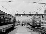 Um 10.08 Uhr verlässt der TEE "Edelweiss" den Bahnhof Amsterdam CS. Nach 909 km wird der Zug um 20.02 Uhr in Zürich HB eintreffen. (09.09.1965) <i>Foto: Jörg Schulze</i>