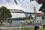 Der RE 11021 auf der Hochbrücke mit der "Nobiskrug" am Fähranleger, die aus der gleichnamigen Rendsburger Werft stammt. Die Werft am Nord-Ostsee-Kanal feierte im Jahr 2020 115 Jahre Schiffbau seit ihrer Gründung im Jahr 1905. (23.09.2022) <i>Foto: Thorsten Eichhorn</i>