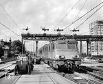 3 Minuten nach dem TEE 31 (vgl. Bild-Nr. 88854) fuhr um 12.28 Uhr der TEE "Île de France" aus Paris in Amsterdam CS ein. Der Zug war der französische Anteil der ersten Trans-Europ-Express-Verbindungen ab 1957. Er wurde von niederländischen und belgischen Eisenbahnen betrieben, bespannt hier mit der SNCB 150.01. Ab 31. Mai 1964 setzte die SNCF in dem Zug die speziell angefertigten Inox-PBA-Wagen ein.  (09.09.1965) <i>Foto: Jörg Schulze</i>