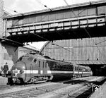 Die NS-Baureihe Mat ’54 oder Materieel ’54 war eine Serie von zwei- und vierteiligen Elektrotriebzügen, die von der Niederländischen Eisenbahn (NS) ab Mitte der 1950er-Jahre in großer Zahl eingesetzt wurden. Die Züge dienten zur schnellen Verbindung zwischen den wichtigsten Städten des Landes sowie auch grenzüberschreitend nach Belgien. Für die damalige Zeit waren sie recht komfortabel, was allerdings zulasten des Leergewichts ging. Wegen des Gewichts von über 200 t war die Beschleunigung nicht sehr hoch. Der Komfort für den Lokführer war nach heutigen Maßstäben hingegen bescheiden. In den ersten Jahren musste er einen Klappsitz Platz nehmen. (11.09.1965) <i>Foto: Jörg Schulze</i>