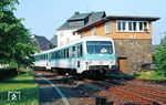 628 329 mit dem führdenen Steuerwagen 928 329 erreicht als Nt 6689 aus Au/Sieg den Bahnhof Altenkirchen (Ww). Das mechanische Stellwerk "Af" ging 1949 in Betrieb. (21.05.1989) <i>Foto: Wolfgang Bügel</i>