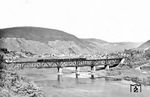 Eine unerkannte 86er (sicherlich nicht die von Carl Bellingrodt identifizierte 86 003) überquert mit P 1280 nach Traben-Trabach die doppelstöckige Moselbrücke in Bullay. (26.04.1953) <i>Foto: Carl Bellingrodt</i>