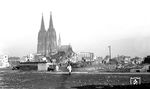 Viel war von der Kölner Innenstadt nach den Bombardements des Zweiten Weltkriegs nicht mehr übrig geblieben. Bereits in der Nacht vom 30. auf den 31. Mai 1942 wurde Köln erstmalig zum Angriffsziel. Dabei setzte die Royal Air Force (RAF) zum ersten Mal über 1000 Bomber gleichzeitig ein. Bis 1945 sollen 1,5 Millionen Bomben auf Köln gefallen sein, was insgesamt etwa 20.000 Opfer forderte.  (02.1953) <i>Foto: Karl Wyrsch, Slg. D. Ammann</i>