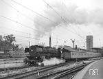 01 220 (Bw Nürnberg Hbf) verlässt mit E 577 den Stuttgarter Hauptbahnhof. Nach ihrer Ausmusterung wurde die Lok am 17. Juli 1969 aus Anlaß des Jubiläums "100 Jahre Bahnhof Treuchtlingen" dort als Denkmallok aufgestellt. (09.10.1965) <i>Foto: Jörg Schulze</i>