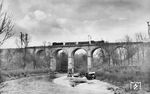 64 513 (Bw Mühldorf) mit P 2074 auf dem bereits 1860 erbauten Viadukt über die Traun bei Traunstein. (1956) <i>Foto: Carl Bellingrodt</i>