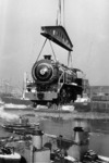 Verschiffung der Henschel-Lok No. 255 der Caminhos de Ferro de Moçambique (CFM) auf die MS "Muansa" im Hafen von Hamburg.  (25.02.1955) <i>Foto: Riekhoff</i>