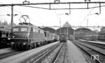 E 40 149 (und 150) waren die ersten DB-Leihloks, die ab 1961 mit DB-Lokführer und SBB-Lotse in der Schweiz unterwegs waren. E 40 149 steht hier vor D 453 nach Zug im Bahnhof Luzern. (16.09.1961) <i>Foto: Karl Wyrsch, Slg. D. Ammann</i>