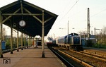 212 325 mit N 5787 (Köln - Remscheid) begegnet 103 177 vor IC 667 im Bahnhof Leverkusen-Schlebusch. Das schöne hölzerne Bahnsteigdach blieb erhalten. (14.04.1988) <i>Foto: Joachim Bügel</i>