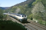 Durch das frühlingshafte Kylltal befördert 215 041 den Schnellzug D 2136 (Münster - Trier) bei Kordel. (24.04.1988) <i>Foto: Wolfgang Bügel</i>