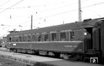 Der Schlafwagen Nr. 3910 der Compagnie Internationale des Wagons-Lits (CIWL) in München Hbf. Nach dem Zweiten Weltkrieg umfasste die Verlustliste der CIWL 845 Wagen, von denen sie nur einen kleinen Teil zurückerhielt. Daher wurde es erforderlich, neue Wagen in Dienst zu stellen, wie diesen 1949 gebauten Schlafwagen. Im Jahr 2000 wurde der Verkehr der Internationalen (Eisenbahn-)Schlafwagen-Gesellschaft in Deutschland eingestellt. (1962) <i>Foto: Kurt Müller</i>