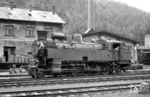 1922 beschaffte die BBÖ für die durch die neue Grenzziehung nach dem 1. Weltkrieg gekürzten Hauptstrecken von Wien Richtung Norden und Osten neue Tenderlokomotiven, die in den nun im Ausland gelegenen Grenzbahnhöfen nicht gewendet werden mussten, um die dort fälligen Benutzungsgebühren für die Drehscheiben zu umgehen. Auch für die Wiener Verbindungsbahnen mit ihren ungünstigen Linienführungen sollte die Lok geeignet sein. Die neue 1E1-Tenderlok erhielt die Reihenbezeichnung 82 und wurde ab 1922 in Dienst gestellt, jedoch nicht nur auf den ursprünglich vorgesehenen Strecken eingesetzt, sondern auf steigungsreichen Abschnitten anderer Strecken (Selzthal, Knittelfeld, Tauernbahn, Wiener Verbindungsbahn sowie auf der Vorortelinie der Wiener Stadtbahn). Bei Übernahme durch die Deutsche Reichsbahn im Jahr 1939 wurden die Lokomotiven als Baureihe 95.1 eingereiht. Diese Bezeichnung behielten die Loks auch bei der späteren ÖBB. Das Bild zeigt ÖBB 95.121 (WrN 5763, Baujahr 1926) in der Zugförderungsstelle Vordernberg. (1963) <i>Foto: Kurt Müller</i>