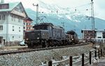 ÖBB 1020.44 (ex E 94 136) mit Mittellok 1020.15 (ex E 94 130) vor einem Güterzug nach Bludenz in St. Anton am Arlberg. (04.1972) <i>Foto: H. Kuhnke</i>