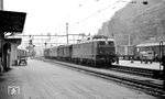 In den Jahren 1961 bis 1964 hatte die SBB Triebfahrzeugmangel. Neben Schweizer Privatbahnen, in erster Linie die BLS, verlieh auch die DB insgesamt 22 Loks der Baureihe E 40 in die Schweiz. Die Loks erhielten den schmaleren Schweizer Stromabnehmer, später sogar auch die SBB-Zugsicherung Signum. Eine DB-Leihlok war E 40 150, die hier mit R 2336 in den Bahnhof Olten einfährt. (16.10.1961) <i>Foto: Karl Wyrsch, Slg. D. Ammann</i>