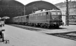 DB-Leihlok E 40 150 (Bw Offenburg) mit R 2336 im Bahnhof Olten im Kanton Solothurn. Zur Unterhaltung gingen die Loks jeweils nach Offenburg zurück. (16.10.1961) <i>Foto: Karl Wyrsch, Slg. D. Ammann</i>