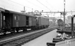 Die Signalausrüstung und die entgegenkommende Lok zeigt es unmissverständlich: E 40 150 befindet sich in der Schweiz und verlässt hier mit R 2336 den Bahnhof Olten. (16.10.1961) <i>Foto: Karl Wyrsch, Slg. D. Ammann</i>