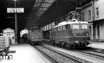 Im Bahnhof Olten trifft die DB-Leihlok E 40 151 auf die Schweizer Rangierlok Ee 3/3 16423. (01.08.1964) <i>Foto: Karl Wyrsch, Slg. D. Ammann</i>