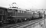 E 40 151 mit E 40 252 und Vorspannlok SBB Ae 4/7 11009 vor Schnellzug 625 im Bahnhof Olten. (10.10.1964) <i>Foto: Karl Wyrsch, Slg. D. Ammann</i>